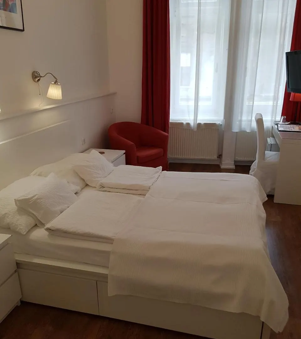 Connection Guesthouse Budapest 3*,